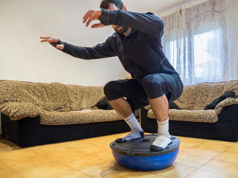 Fortgeschrittene Balance Board Übung zu Hause (depositphotos.com)